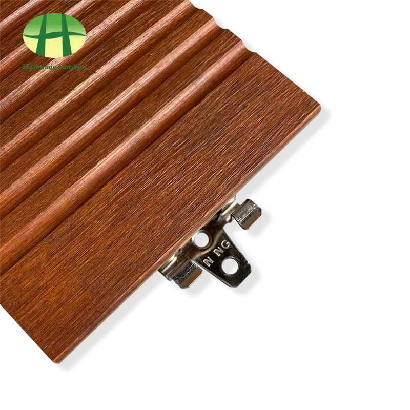 Spojnica spaja teški pod od bambusa