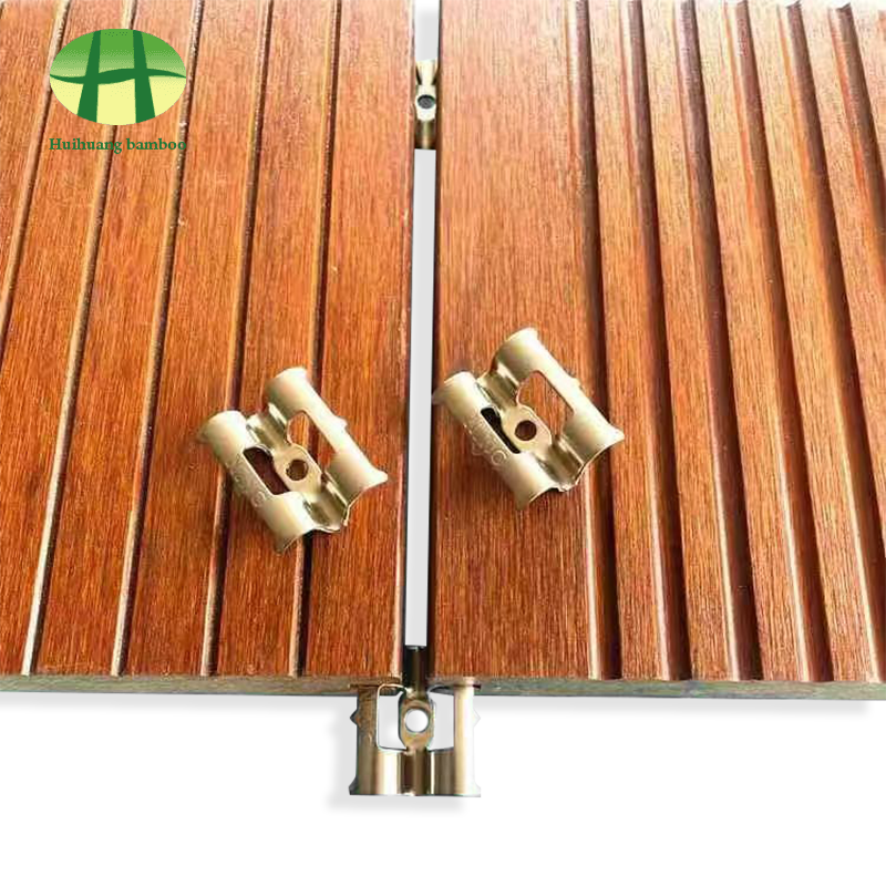Spojnica spaja teški pod od bambusa